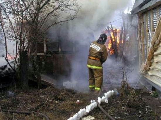 Ночью в Ивановской области сгорел большой дом и часть бани