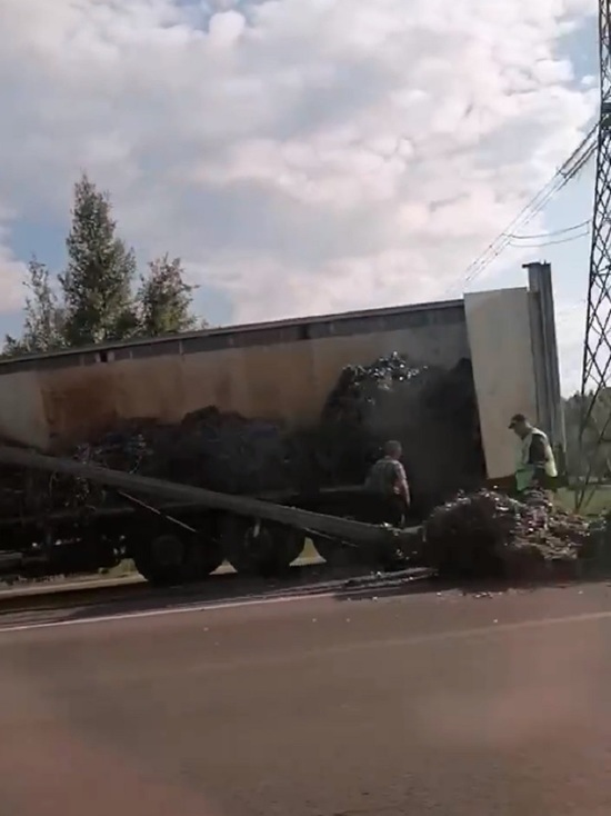 Береги колеса: в Рыбинске на дорогу вывалилось несколько тонн металлической стружки