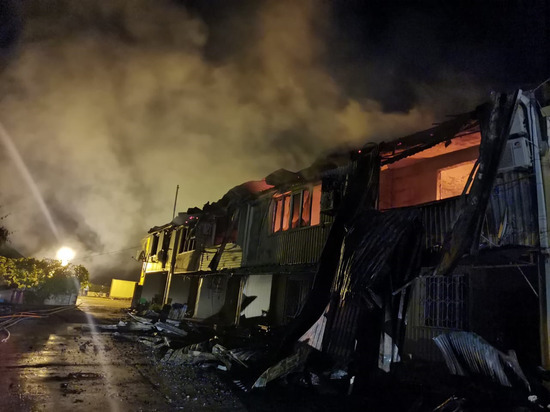 Ночной пожар уничтожил частные гаражи в Туапсинском районе