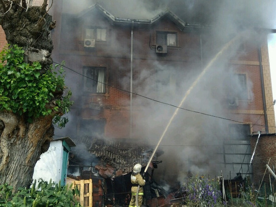 Пожар на крыше 3-этажного дома тушат в Краснодаре