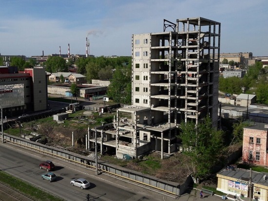 Многолетний долгострой в центре Барнаула попробуют продать на аукционе