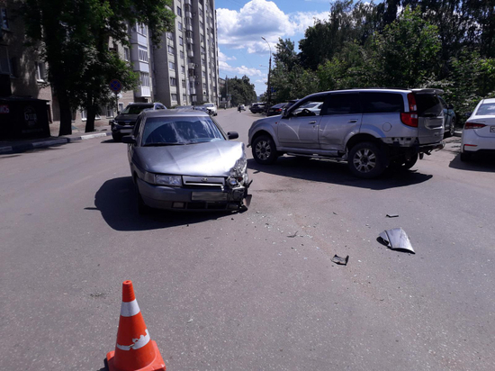 В центре Тамбова не разъехались две легковушки