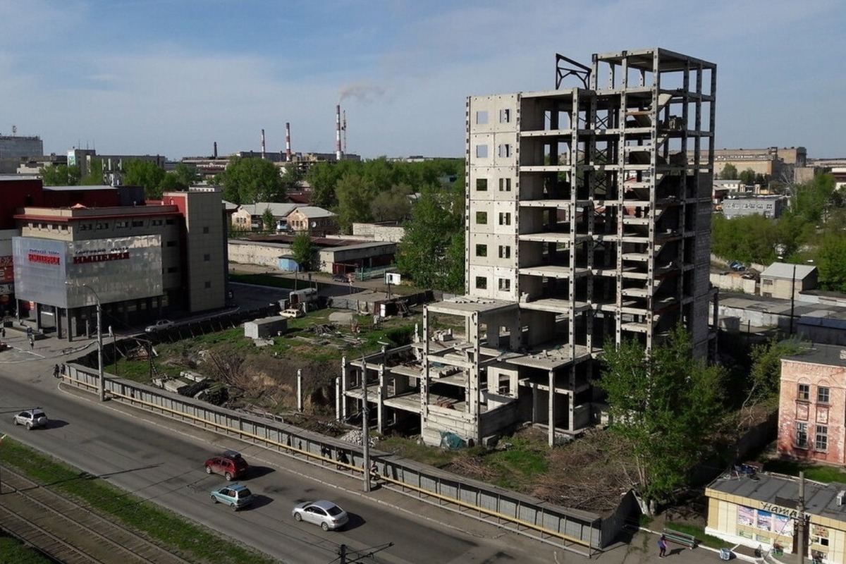 Многолетний долгострой в центре Барнаула попробуют продать на аукционе - МК  Барнаул