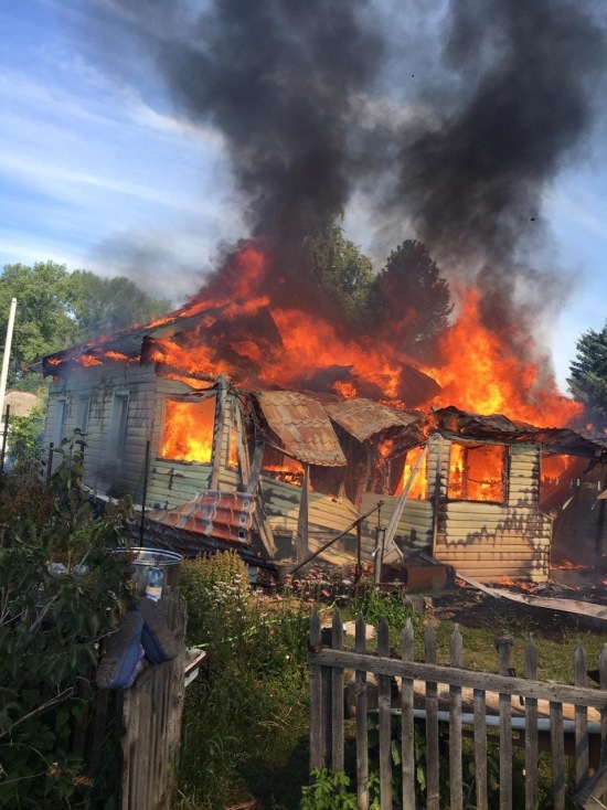 Пожар в алтайском селе оставил пенсионерку без средств к существованию