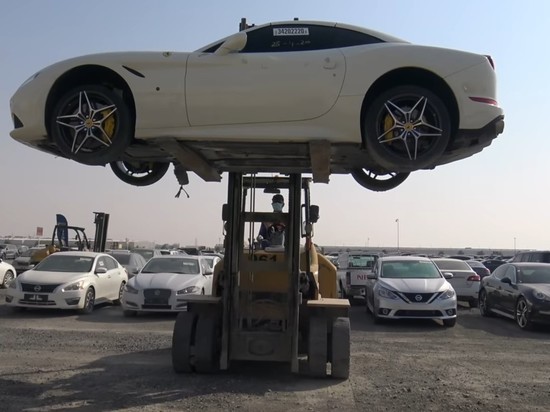 Гигантская свалка брошенных суперкаров в Дубае попала на видео
