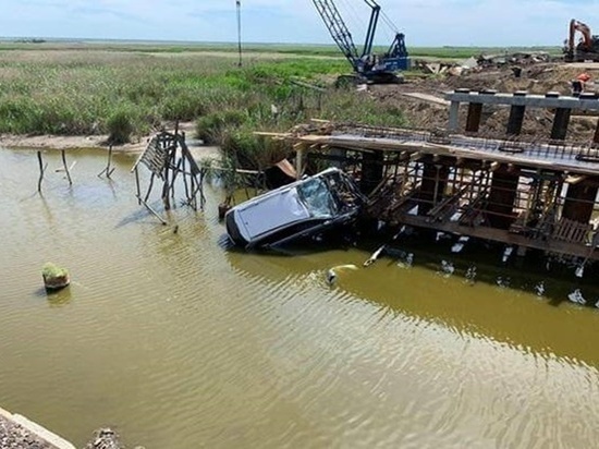 В Ростовской области 33-летний водитель иномарки съехал с моста
