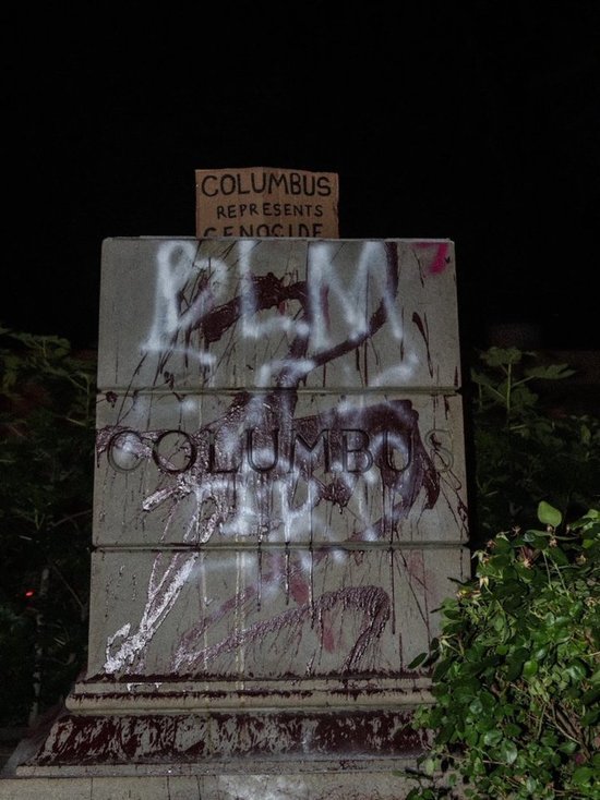Демонстранты в Ричмонде снесли памятник Колумбу