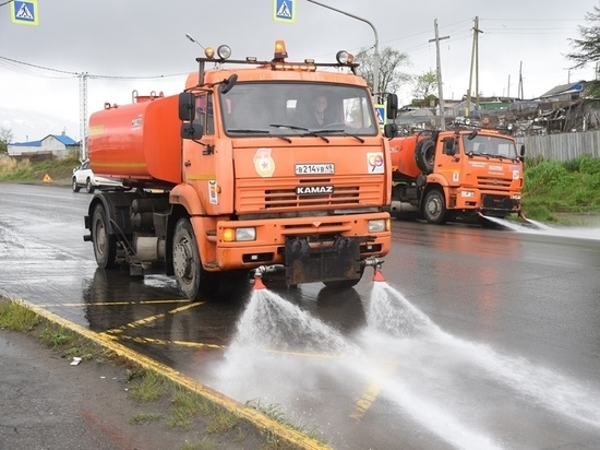 Дороги в Магадане моют во время дождя