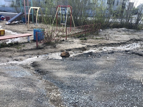 В Лабытнанги детскую площадку заливает фекальными стоками