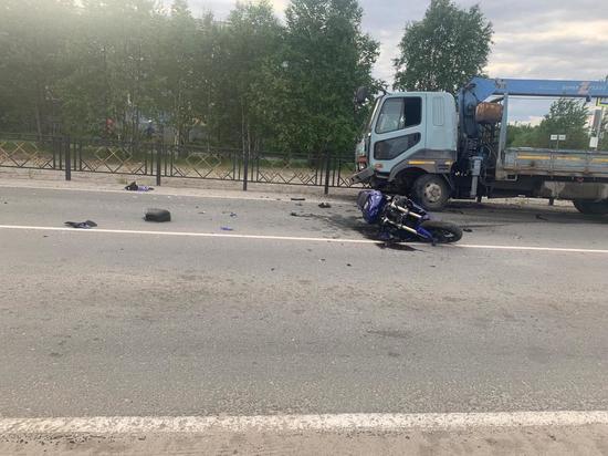 В Муравленко мотоцикл упал при обгоне и врезался в иномарку