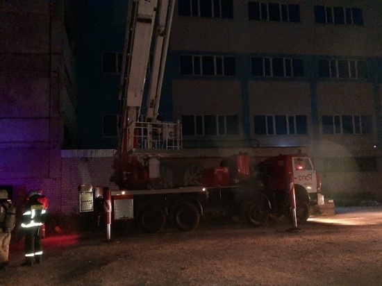 В Ивановской области ночью сорок два человека тушили неэксплуатируемое здание