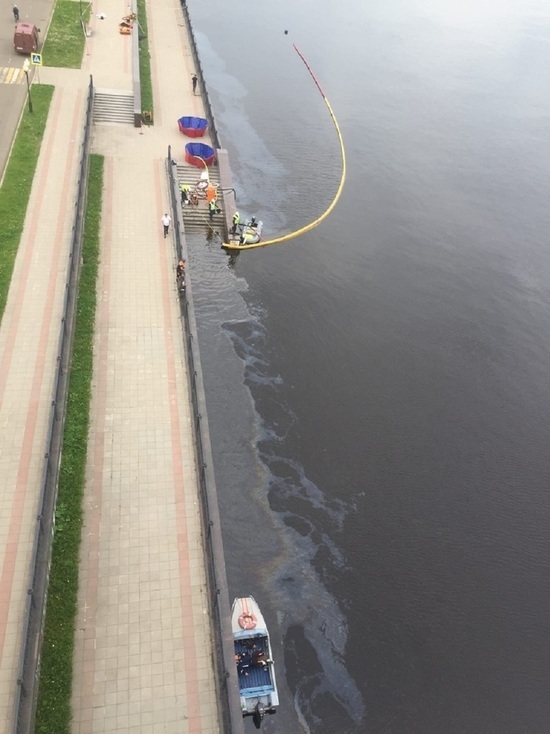 В Ярославле продолжают ликвидировать крупное нефтяное пятно на Волге