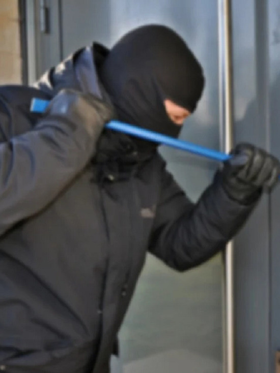 В Надыме два парня обокрали гараж и припаркованный автомобиль