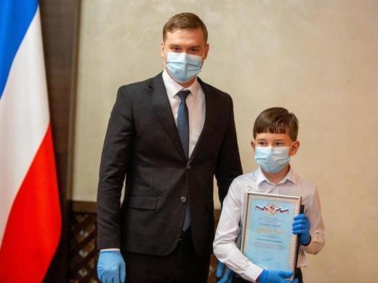 В Хакасии 10-летнего школьника наградили за спасение тонувшего ребенка