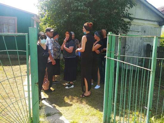 Родственники и близкие съезжаются к дому матери Сергея Захарова