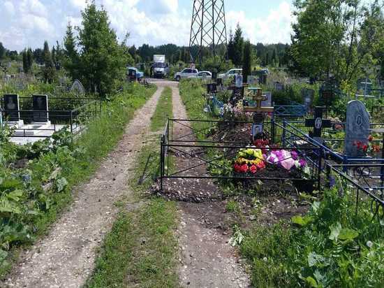 Хоронят на дороге: появились шокирующие снимки с Новомосковского кладбища