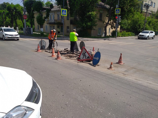 В центре Рязани машина провалилась колесом в яму