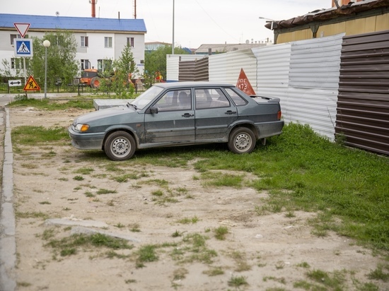 В Салехарде парковка на газоне дорого обойдется автовладельцам