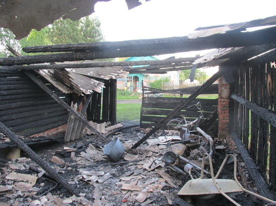 В Смоленской области юные "поджигатели" спалили сарай, велосипед и мотоцикл