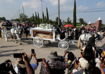 Позолоченный гроб, как у Майкла Джексона, и белая колесница – похороны убитого полицейским Джорджа Флойда, проходившие сразу же в трех американских штатах, поразили своей масштабностью