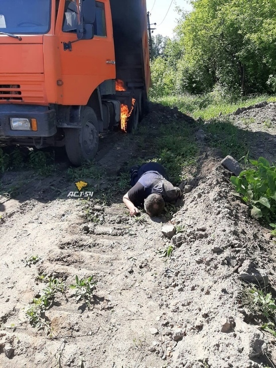 В Новосибирске погиб шофер, разгружавший КамАЗ у линии электропередачи