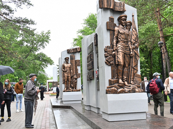 Три новых памятника торжественно открыли в Хабаровске