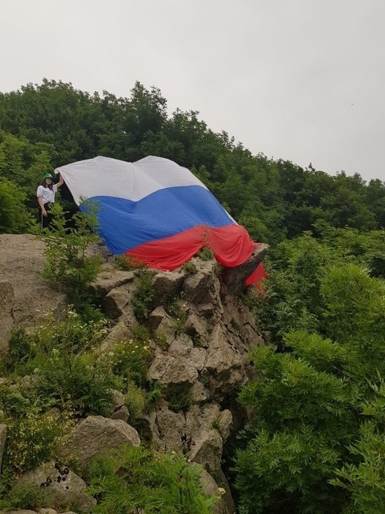 Молодежь Железноводска развернула триколор на пяти вершинах КМВ