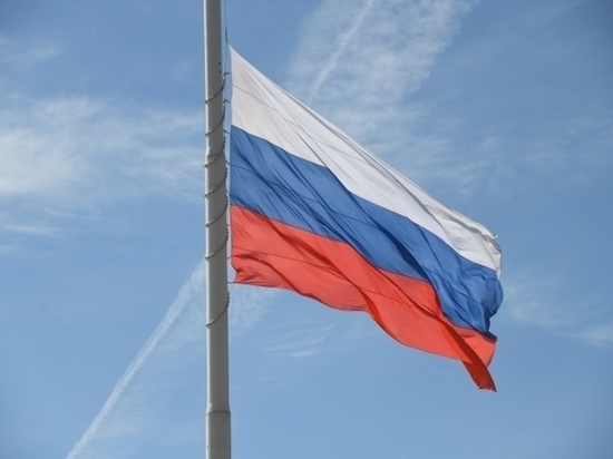 Российский флаг подняли 12 июня в Волгограде над Волгой