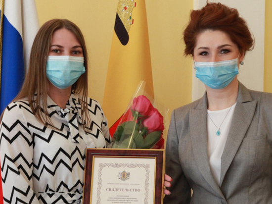 Председатель гордумы наградила рязанскую студентку