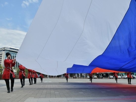 На Главной городской площади Краснодара подняли флаг России