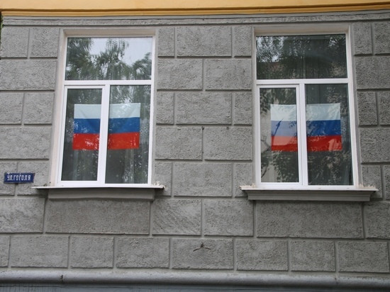 Окна Пскова в День России украсили флагами страны
