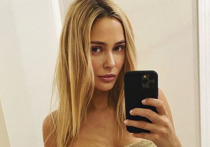 Российская актриса Наталья Рудова выложила в Instagram фото, на котором она предстала в мокрой футболке и красных бикини