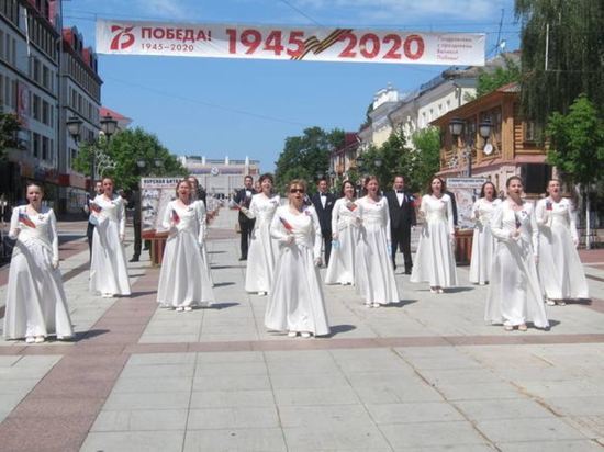 Брянский хор исполнил на бульваре Гагарина государственный гимн России