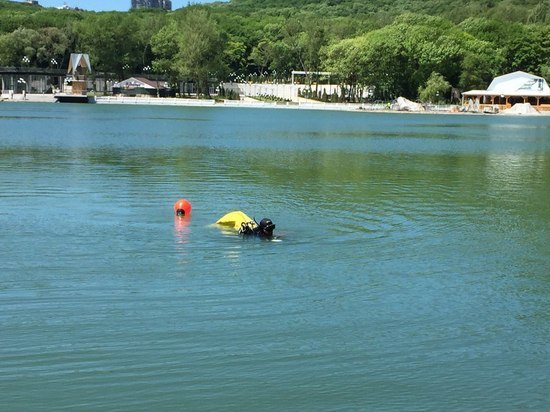 В Железноводске водолазы подняли со дна Курортного озера более тонны предметов