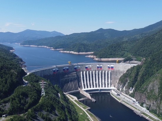 Самая большая в мире надпись с названием страны появилась на Саяно-Шушенской ГЭС