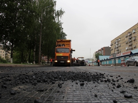 Укладку асфальта на Рижском проспекте в Пскове могут закончить через 3 недели