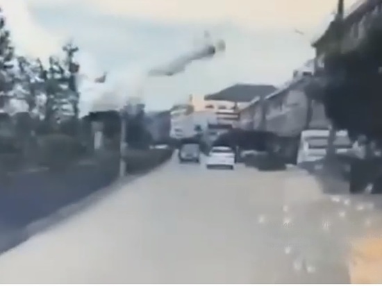Появилось видео жуткого взрыва бензовоза в Китае: улетел как ракета