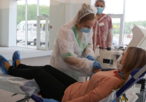 Вот уже около двух месяцев в Москве при лечении COVID-19 применяется метод переливания пациентам плазмы крови переболевших коронавирусом — антитела, содержащиеся в ней, помогают бороться с заболеванием