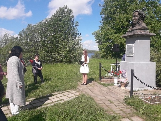 Жители Калязинского района возложили цветы к бюсту А.С. Пушкина