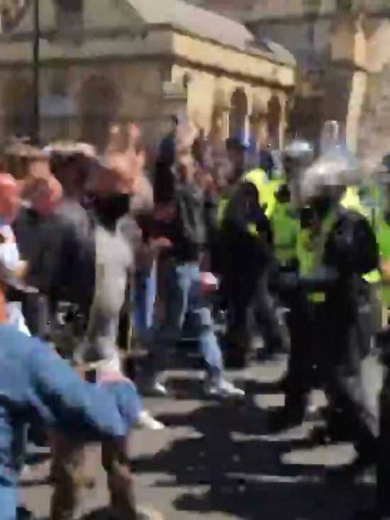 Более 100 человек задержали в ходе беспорядков в Лондоне