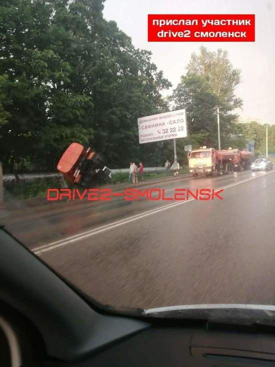 В Смоленске улетела в кювет поливомоечная машина
