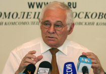 Российским гражданам еще рано снимать маски и перчатки, утверждает президент НИИ неотложной детской хирургии и травматологии Леонид Рошаль