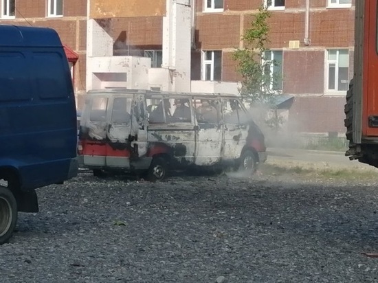 В Новом Уренгое на парковке сгорел фургон