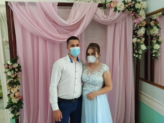 В первый день снятия ограничений в Астрахани поженились 19 пар