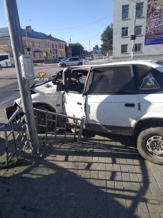 Пьяный водитель врезался в такси под Новосибирском