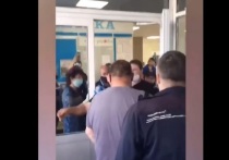 В Елизаветинской больнице в Санкт-Петербурге произошла драка на входе