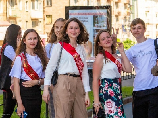  Выпускникам петрозаводских школ и лицеев вручили аттестаты. Фото