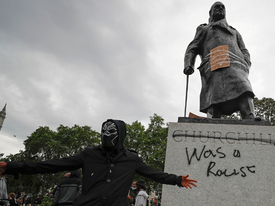 Черчилля и Ганди записали в расисты: война с памятниками