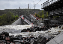 Еще 29 мая на перегоне Выходной – Кола под Мурманском из-за сильного паводка сместилась опора железнодорожного моста, что привело к искривлению пути