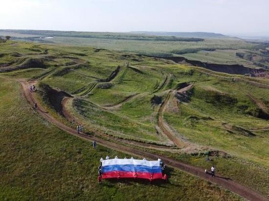 Активисты «Невинномысского Азота» водрузили флаг России на вершину